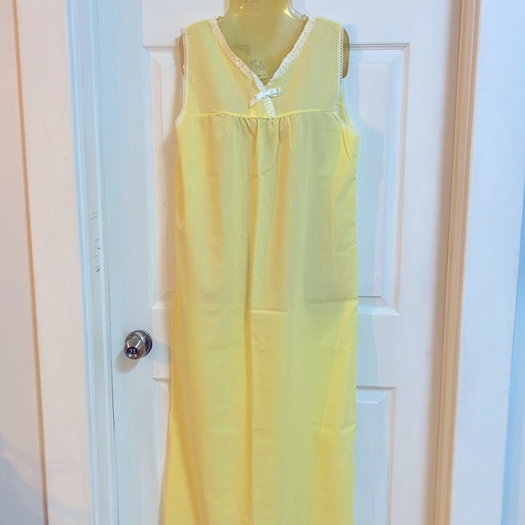 BNWOT Gorgeous house dress or night gown butter yellow with lace trim and bow - Picture 1 of 4